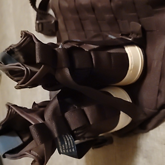 Nike shoes with matching Nike bag - Picture 7 of 8